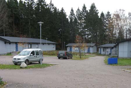 Befintlig bebyggelse Bebyggelsen utgörs av 6 relativt gedigna paviljonger innehållande 30 bostadsrum samt personalutrymmen. Byggnaderna uppfördes 2003, då tidigare bostadspaviljonger från 1990 revs.