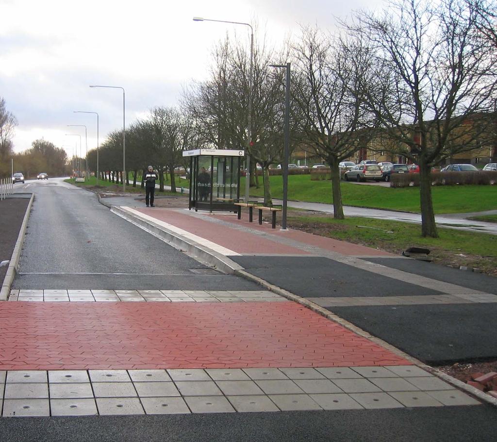 BACKADALSMOTET Foto: Kerstin Ström Hållplatsombyggnader för linje 31 har samordnats med trafiksäkerhetshöjande åtgärder på Bällskärsvägen.