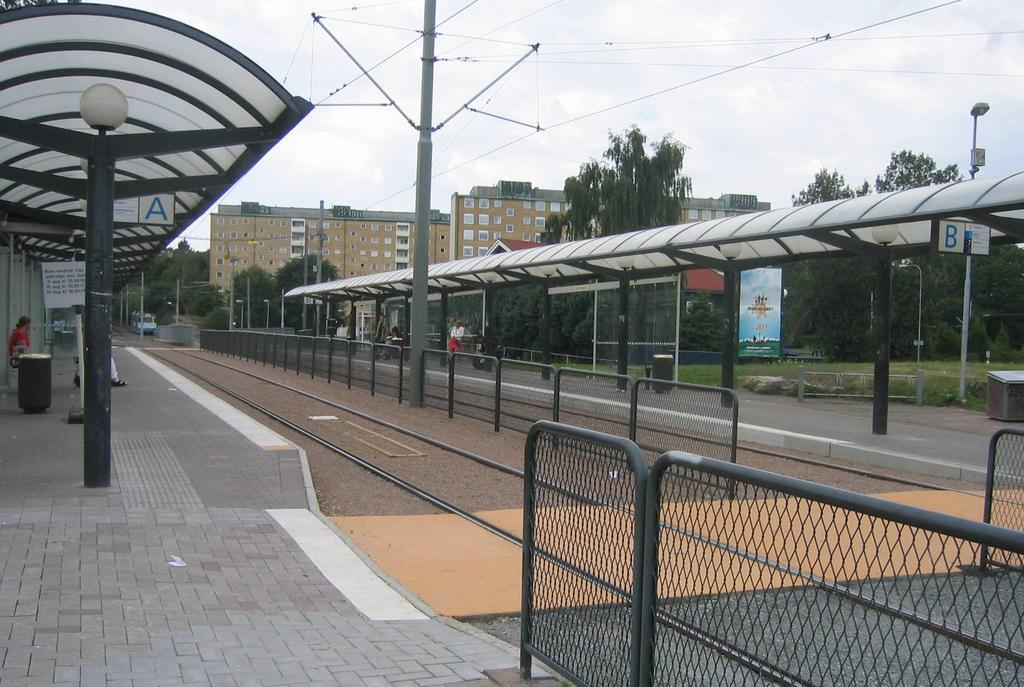 MARKLANDSGATAN Foto: Kerstin Ström Hållplatserna på Marklandsgatan hade en hög standard på ytskikt och utrustning efter att anläggningen byggdes om år 1997.