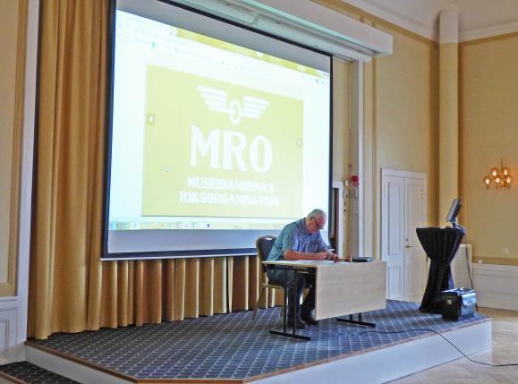 Referat från MRO höstmöte i Alingsås 29-30 september 2018 AGJ ordförande Lars Johansson har bänkat sig på podiet för att leda höstmötet. Foto: Håkan Nordenadler Lördag 29 september - formellt årsmöte.