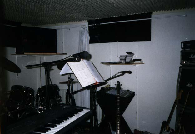 Figur 37. I det här rummet brukar vårt band vara. Dom i vårt band heter Johannes, Pontus, Babak och Ali. Min pappa har också ett band. Alla instrument är hans förutom basen som står mitt i bilden.