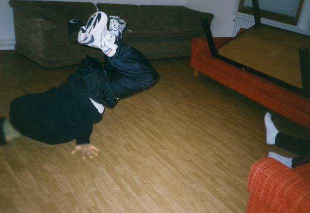 i förorten (se Sernhede, 1998; 2002), vilket är det som också Mosa visar upp när han berättar om sin musik. Johannes och Mosa visar båda upp sig som musiker, på olika sätt och inom olika musikgenrer.