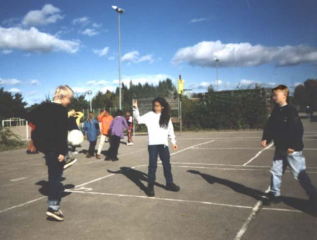 vilket bl.a. Evaldsson använder. Evaldsson (2000, 2003, 2004) visar exempel på hur barns identitetsarbete pågår när de i interaktion under spelets gång t.ex. diskuterar och omförhandlar regler.