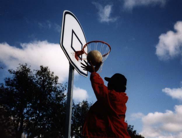 Basketplanen som no-go-area och favoritplats Basketplanen är en annan enkönad plats och den plats på skolgården som barnen när de går i femman berättar mycket om.