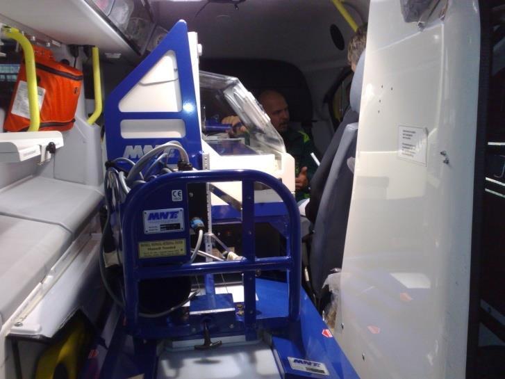 Power Liftern låses fast i bårsläden och eluttaget kopplas till ambulansens.