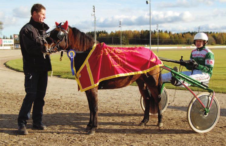 Ponnytravklubb Defilering sker i bakvarv www.axevalla.se 0 00 Ponnytravklubb 0 år Carmilla me Sofie Normark Fotograf: Malin Albinsson, MVA Foto Sönag september 0 Första start kl.