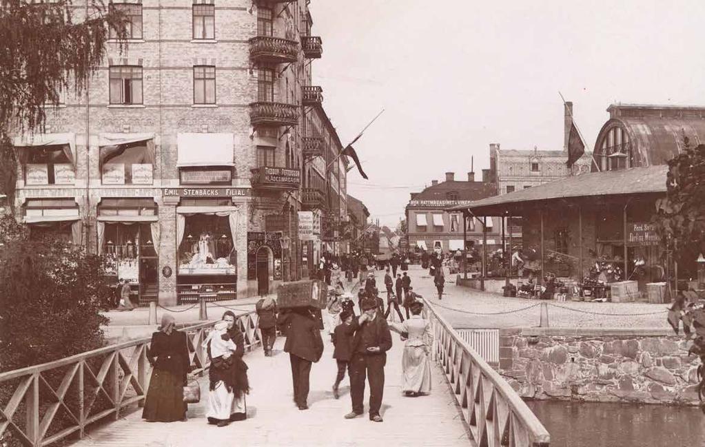 Katzhuset till vänster i bild, stod färdigt 1894. I botten på huset låg från början den så kallade Götahallen, en saluhall som kompletterade de äldre Stora Saluhallen och Bazar Alliance.