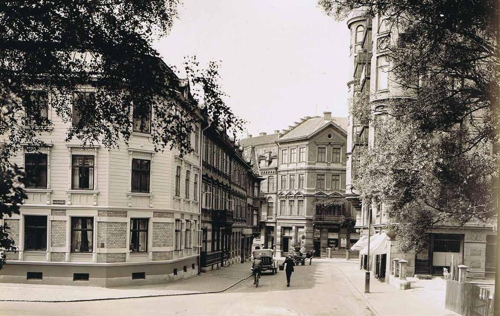 Bild: Göteborgs Stadsmuseum Annedals landshövdingehus. Vi ser till vänster Föreningsgatan 1-3 och till höger Föreningsgatan 2, ner mot Västergatan.