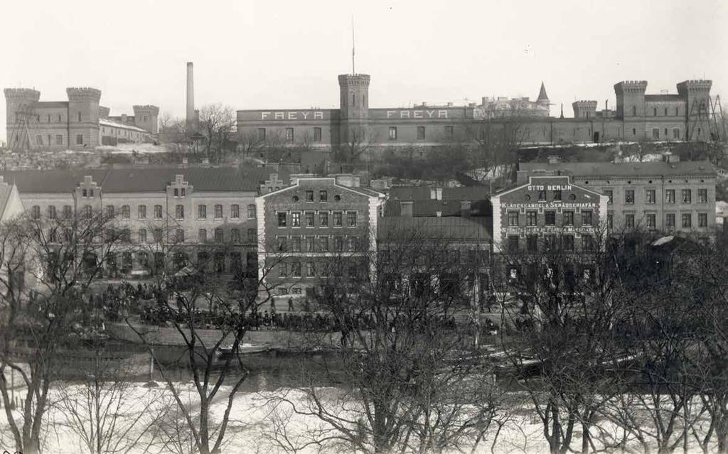Rosenlund och Kungshöjd. Kvarteret Arsenalen har sitt namn efter den arsenalsbyggnad, som uppfördes på platsen 1853 1859 för Göta Artilleriregemente.