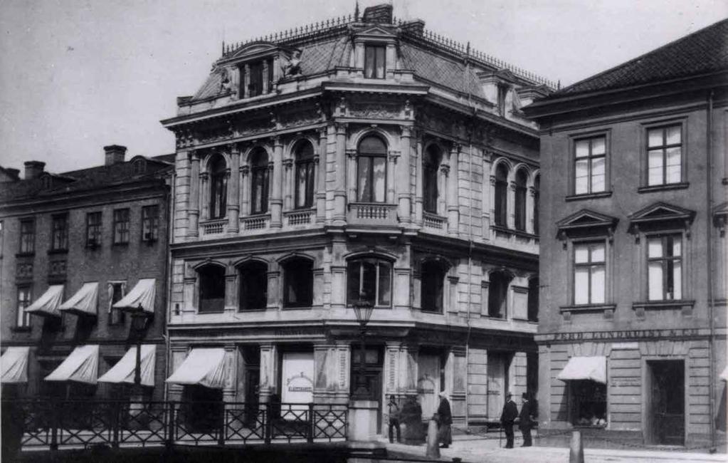 Denninghoffska huset. Grosshandlaren Wilhelm Denninghoff köpte en fastighet på Östra Hamngatan 40, i hörnet Östra Hamngatan och Drottninggatan.