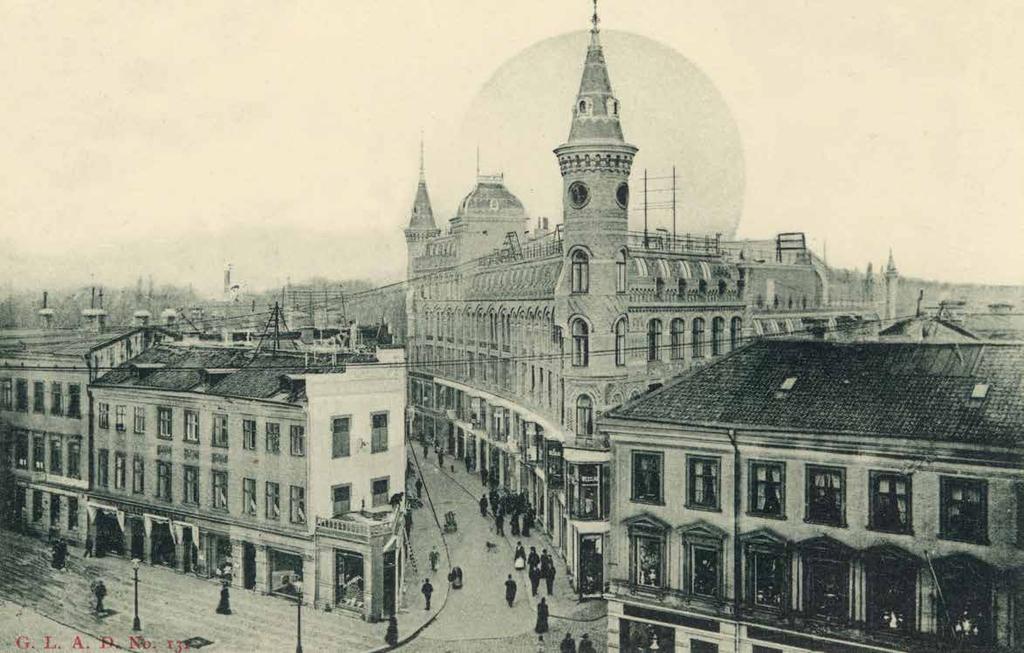 Göteborgs Arkader sedd från Östra Hamngatan var en osannolik arkitektonisk skapelse med tinnar och torn som invigdes 1899. Gamla Arkaden var särskilt förknippad med julhandeln.
