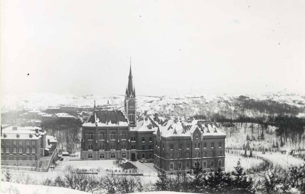 Ålderdomshemmet vid Slottsskogen invigdes 1896 och låg vid Vegagatans södra ände, ungefär på samma plats som det nuvarande ålderdomshemmet ligger idag.