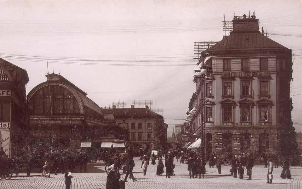 På Kungstorget 8 uppfördes 1879 en stenbyggnad i fyra våningar. Vid 18-tiden den 1 april 1965 utbröt en kraftig brand i hörnfastigheten och det uppstod stora skador på lager, butiker och lägenheter.