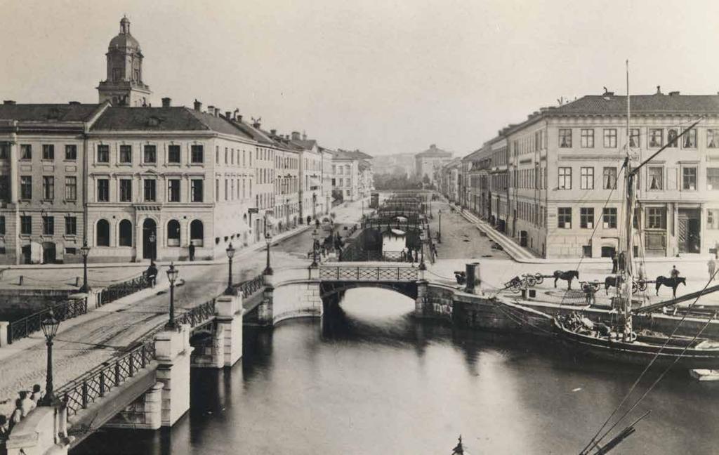 Västra Hamngatan 1880-tal. Här ser vi att husen har den förnäma form av trevånings privathuskaraktär som alla hus hade i området i vid denna tid. Domkyrkotornet saknar här fortfarande konkurrens.