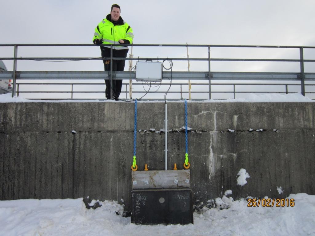 Figur 6-5. Lastpanelen och Rikard Hellgren dagen efter installationen vid Rätans damm. Lastpanelen hamnade med de övre lastcellerna ca 0,5 m över isytan.