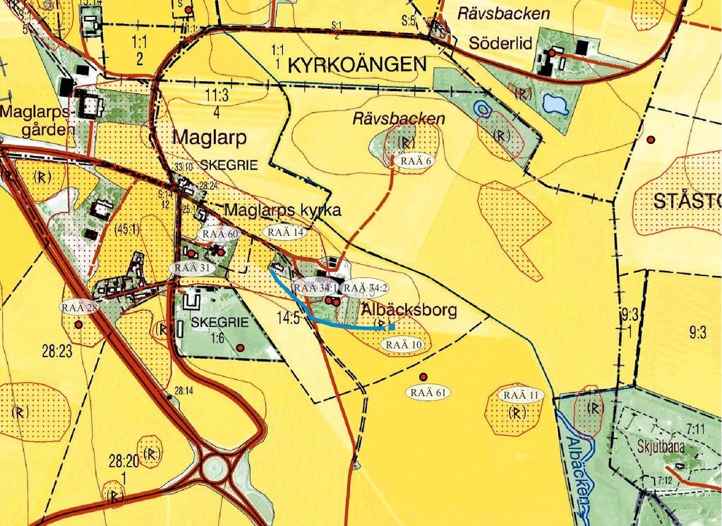 Fig. 4. Vindkraftverkets fundamentet och ledning till fastigheten är markerade med ljusblått. Fornlämningar, fyndplatser, fyndsamlingar visas med rött raster eller röd prick.