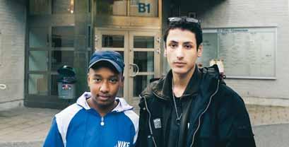 Jag har i alla fall inte sett det, säger Sami Omar 16 år. Var sjunde har burit kniv 23 procent av killarna och tre procent av tjejerna i nian uppger att de burit kniv senaste året.