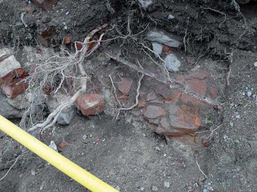 Metod och dokumentation Ett ca 0,8 m brett schakt grävdes med maskin utmed platsen för den äldre VA-ledningen. Schaktet följde VA-ledningen på ett djup av ca 1,6 m utmed en sträcka av ca 7,0 m.
