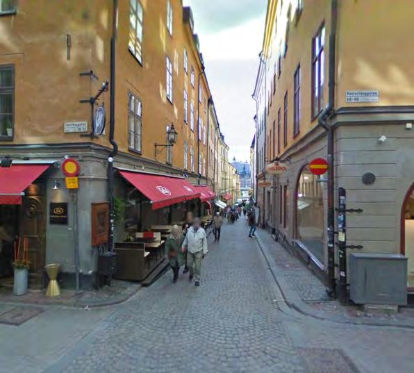 Så även om du går på den krökta Västerlånggatan så ser du då och då vattnet via tvärgatorna (t ex