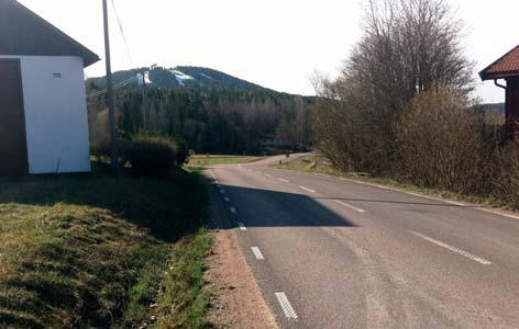 12 Nyckelkaraktärer: Utblickar mot ån. Lummighet med vegetation tätt inpå vägen. Romme alpins anläggning på berget Solklinten.