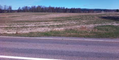 Många tomter avgränsas mot väg av trästaket, häckar och annan vegetation. Bebyggelsen inklusive bodar/lador är uppförd i trä och färgsatt med falurött.