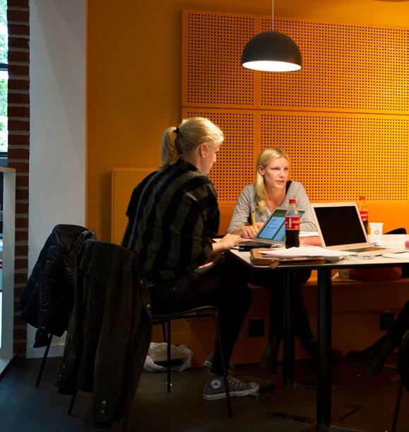 13 Studenter i LUX, Lunds universitets nya byggnad för humanistiska och teologiska ämnen, som invigdes hösten 2014.