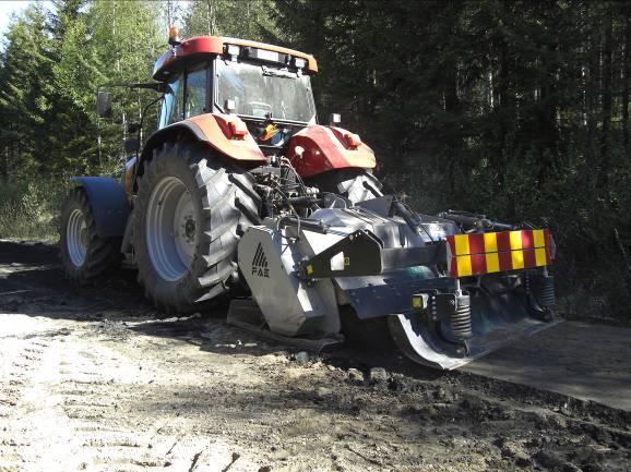 Genom att använda utmatande flak (typ asfaltsutläggare) skulle precisionen på utläggningen höjas och behovet av efterföljande hyvling