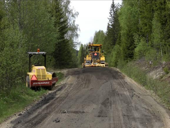 c) The stabilized road layer with a thickness of ca 10 cm. c) The finished road after laying out the wear layer. Vattenkvot och packningsgrad redovisas i Tabell 10.