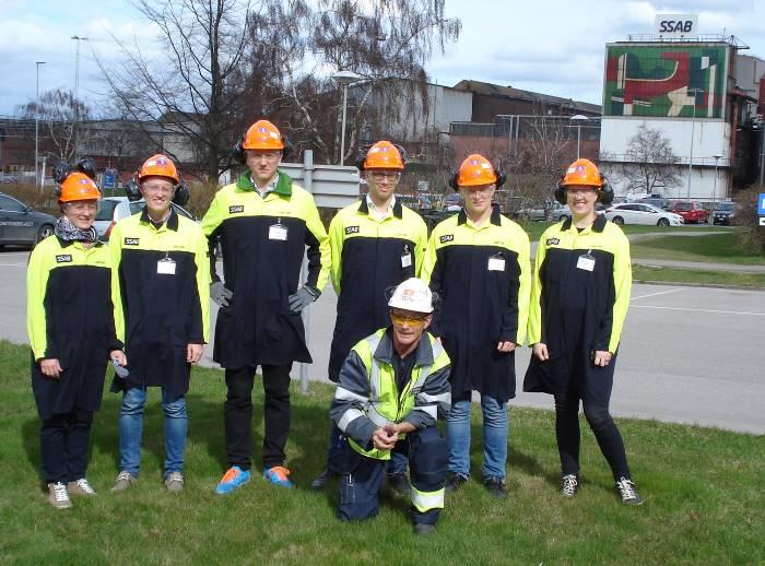 YG-gruppen och dess guide utanför