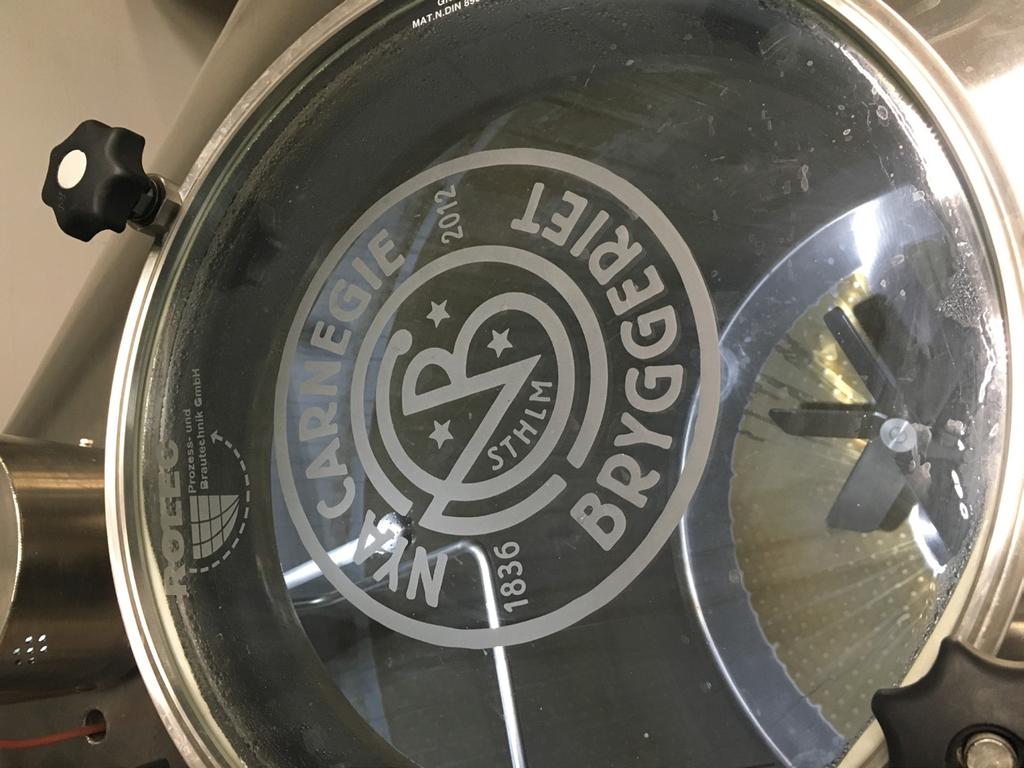 Alla Nya Carnegies bryggare har varit på Brooklyn brewery för att lära sig Brooklyns sätt att göra öl och de båda systerbryggerierna har ett tätt samarbete.