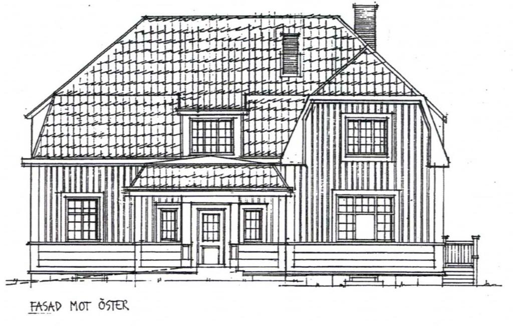 På fastigheten Domherren 2 finns en villa som kallas Gula villan. Här har under de senaste åren bedrivits förskoleverksamhet. Huset byggdes någon gång i början på 1900-talet.