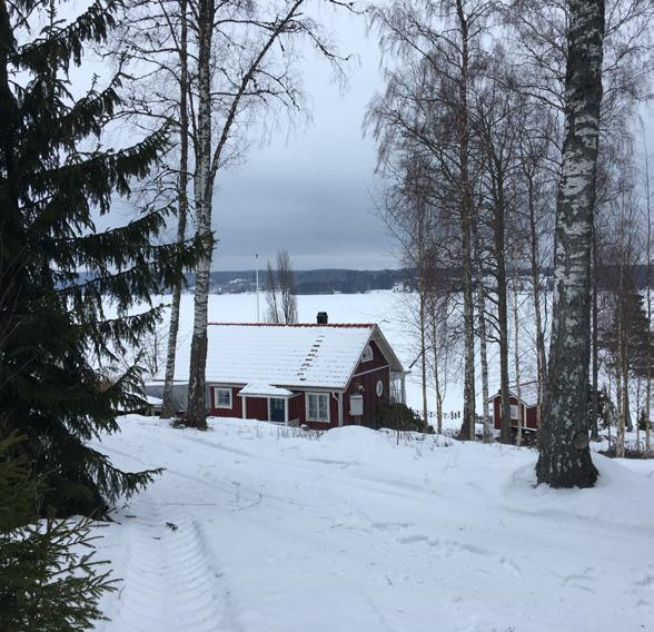 Den norra anslutningsägen är därtill relatit smal och möte mellan bilar är såra att genomföra och måste anpassas till partier där ägen är som bredast.