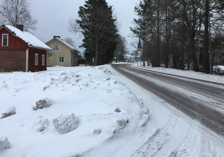 Det hus med gul fasad ligger längst söderut. Södra anslutningsägen Den södra anslutningen nås från söder ia allmän äg 716.