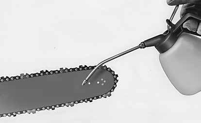 De motor starten en wat in een boomstam zagen. De motor weer stoppen en de kettingspanning opnieuw controleren. Deze handelingen herhalen, totdat de ketting haar maximum verlenging bereikt heeft.