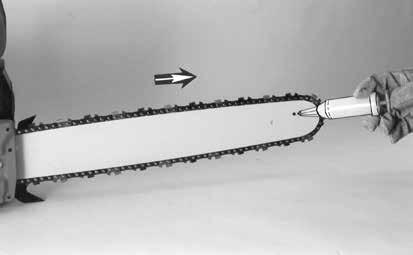 Navucite za titne rukavice kad o trite lanac zaobljenom turpijom od Ø 4,8 mm (3/16"). O trite uvijek lanac s unutra nje prema vanjskoj strani reznog dijela (sl.