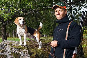 Zeke och Patrik trivs bäst i skogen med bössa i jakten på hare.