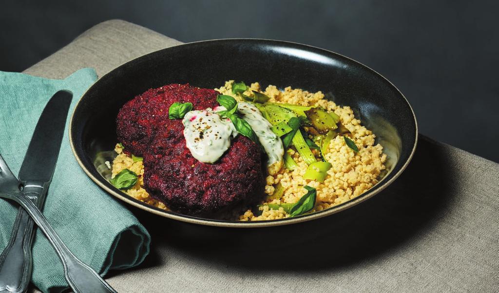 RECEPT 2 35 min 423 g kcal/port Fett 18 g Kolhydrater 40 g Protein 24 g Rödbetsbiffar med mjukstekt lök Rödbetor, kikärter, vitlök och kryddor blir goda vego-biffar.
