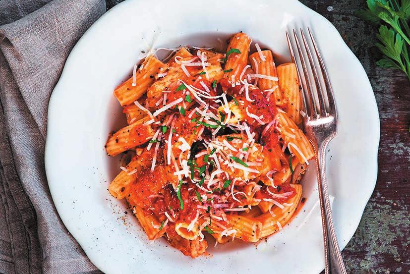 RECEPT 2 35 min 477 kcal/port Fett 6g Kolhydrater 72g Protein 33g Kycklingpasta med salvia Kyckling, krossade tomater, vitlök och salvia i en god pastasås.