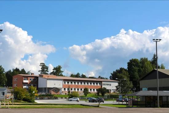 Bebyggelsen i närområdet består mestadels av våningshus, radhus och