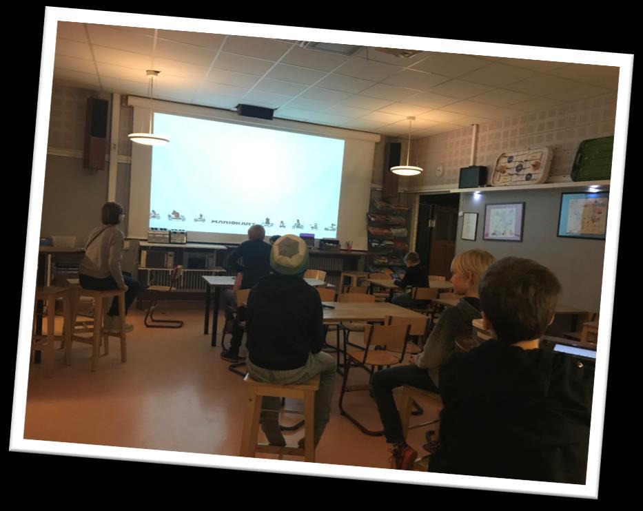 med guldgruvan eller filmrummet Mer mysprylar. En fåtölj till kanske; den kan placeras där skorna står nu Bra med nya pianot!