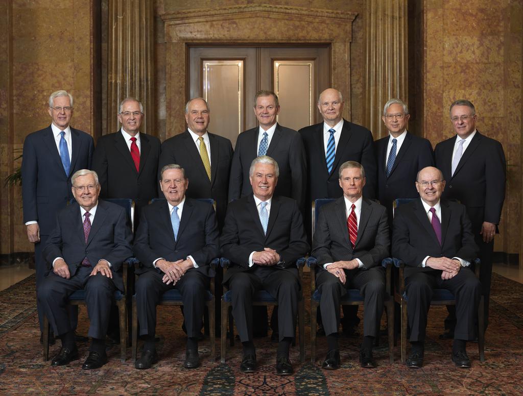 De tolv apostlarnas kvorum Sittande, från vänster: President M. Russell Ballard, äldste Jeffrey R. Holland, äldste Dieter F. Uchtdorf, äldste David A. Bednar, äldste Quentin L. Cook.