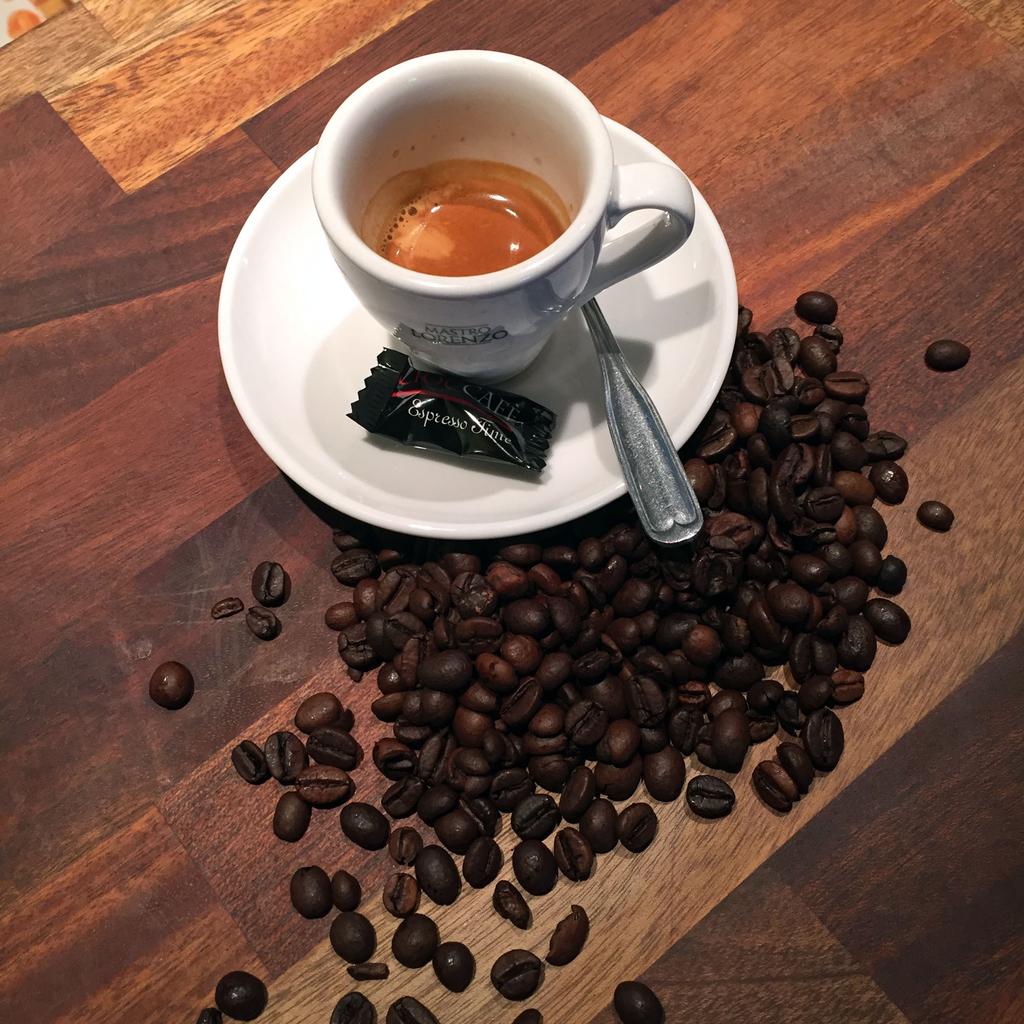 eller Amaretto (mandellikör) vispad grädde, farinsocker med 2cl whiskey / Amaretto med 4cl whiskey /