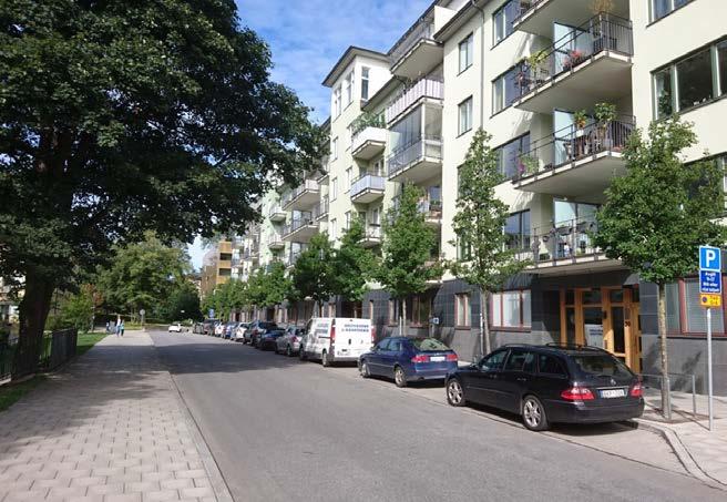 13 GOD BEBYGGD MILJÖ FIGUR 74. Gatumiljö med äldre träd och nyplanterade träd för ökad beskuggning och trivsel i stadsmiljö. Foto: Karl Ingvarson, Länsstyrelsen i Södermanland.