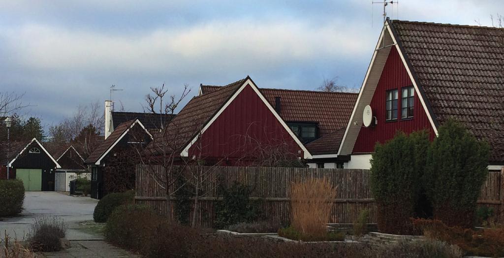 Stork Röda betongpannor. Vindskivor av vit plåt.