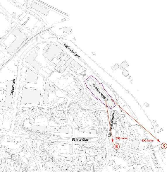 Närmaste busshållplats ligger på Bällstavägen ca 200 meter från byggnaden och Tvärbanans hållplats ligger 400 meter bort.