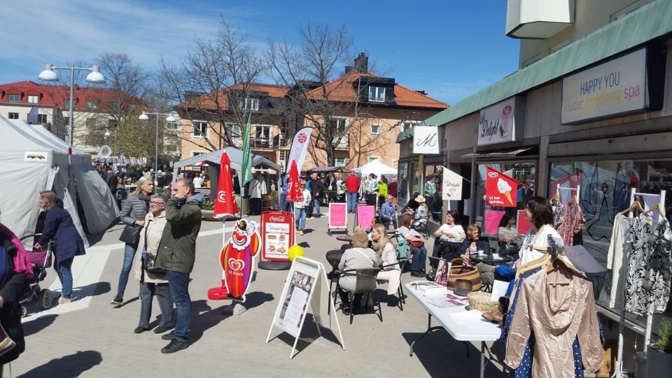 Spånga Marknader på Spånga Torg 2017. Sammanfattning Spånga Företagarförening arrangerade under 2017 tre stycken marknader. Vårmarknad 13/5, Höstmarknad 9/9 och Julmarknad 9/12.