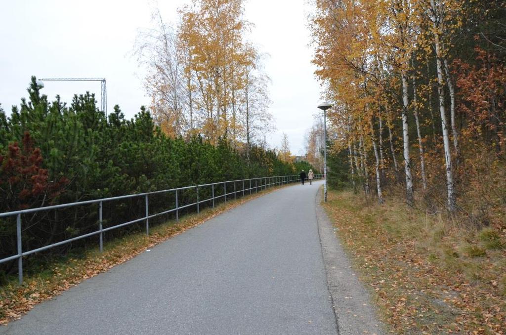 2. Förutsättningar 2.1. Vägens funktion och standard E4 har i aktuellt utredningsområde motorvägsstandard med tre till fyra körfält i respektive körriktning.