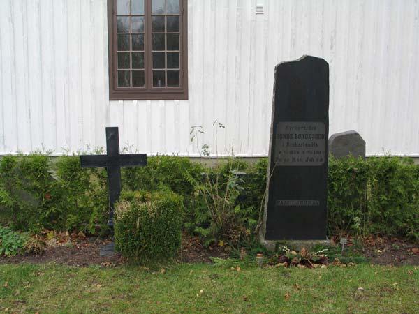 I samtliga kvarter finns ett mindre antal höga vårdar från tiden kring sekelskiftet 1900. Utformningen varierar men många är av svart granit och dekorerade med kors, blommor eller blad.