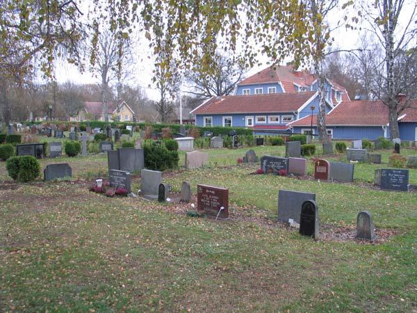 Kvarter E mot sydost. Rester av linjegravsystem närmast i bild. Skolbyggnaden syns i bakgrunden.