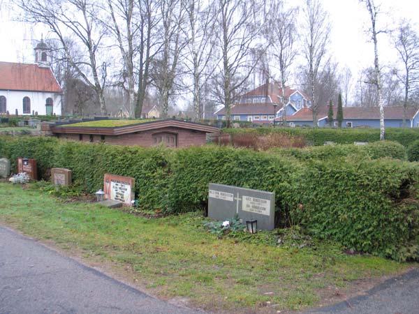 Svart, grå och röd granit är de vanligaste materialen, men någon vård av kalksten och marmor finns också liksom några naturstenar.